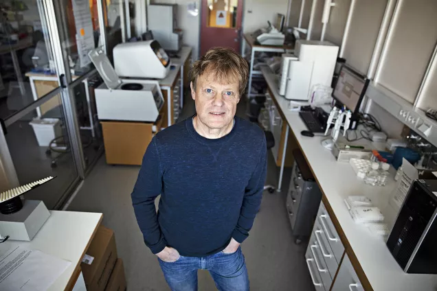 Professor Åke Borg på labbet
